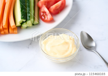 小皿に盛り付けたマヨネーズと野菜スティック 115468103