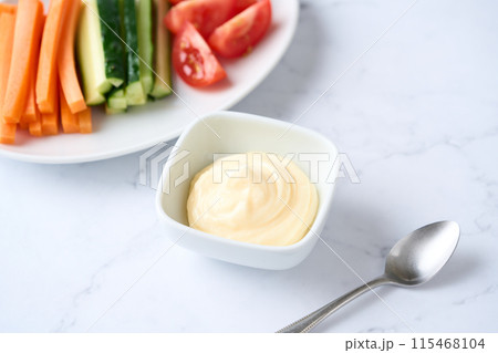 小皿に盛り付けたマヨネーズと野菜スティック 115468104