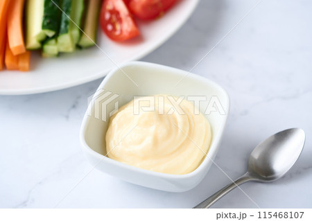小皿に盛り付けたマヨネーズと野菜スティック 115468107