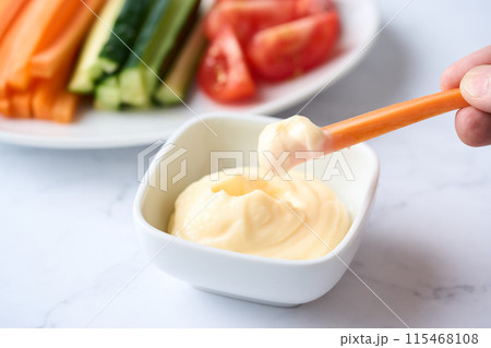 小皿に盛り付けたマヨネーズと野菜スティック 小皿に盛り付けたマヨネーズと野菜スティック 115468108