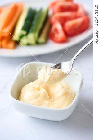 小皿に盛り付けたマヨネーズと野菜スティック 小皿に盛り付けたマヨネーズと野菜スティック 115468110