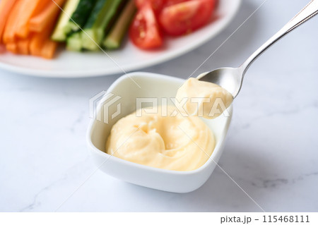 小皿に盛り付けたマヨネーズと野菜スティック 小皿に盛り付けたマヨネーズと野菜スティック 115468111