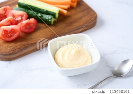 小皿に盛り付けたマヨネーズと野菜スティック 小皿に盛り付けたマヨネーズと野菜スティック 115468161