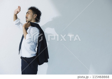 スーツで暑そうな男性 スーツで暑そうな男性 115468668