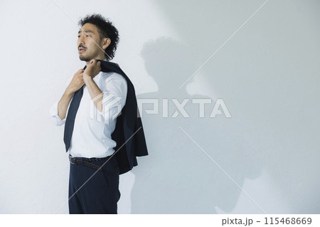 スーツで暑そうな男性 スーツで暑そうな男性 115468669