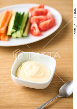 小皿に盛り付けたマヨネーズと野菜スティック 115468708