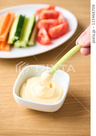小皿に盛り付けたマヨネーズと野菜スティック 115468709