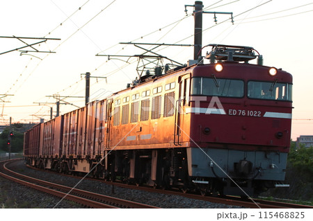 夕日に染まるED76-1022号機牽引の貨物列車(4097レ)_2023/1/16撮影  115468825
