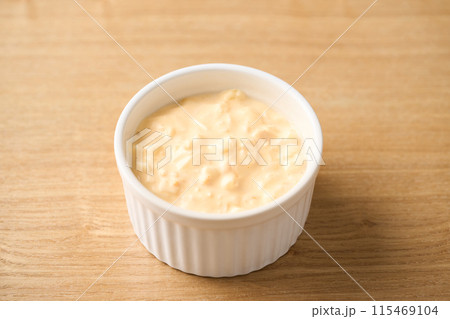 ココットに盛り付けたタルタルソース ココットに盛り付けたタルタルソース 115469104