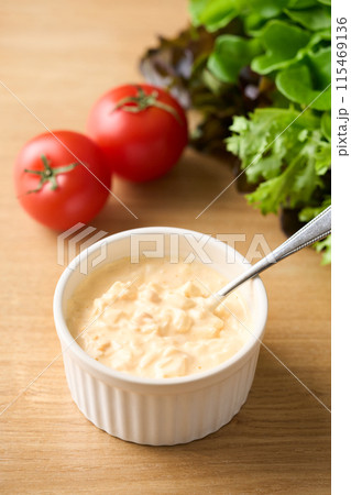 ココットに盛り付けたタルタルソース 115469136
