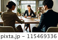 会議室でミーティングするビジネスパーソン 115469336