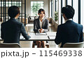 企画会議するビジネスマン 115469338