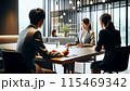 ミーティングをするビジネスパーソン 115469342