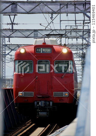 鉄橋を渡る名鉄電車 鉄橋を渡る名鉄電車 115469401