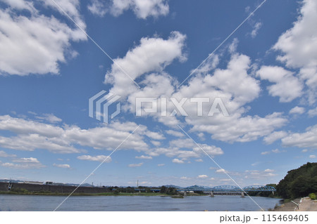 夏の青空と白い雲 夏の青空と白い雲 115469405