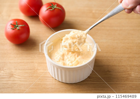 ココットに盛り付けたタルタルソース 115469489