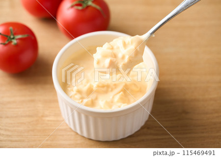 ココットに盛り付けたタルタルソース 115469491