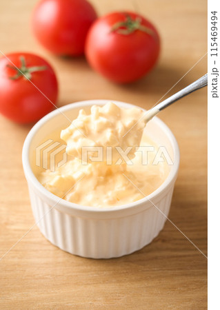 ココットに盛り付けたタルタルソース 115469494