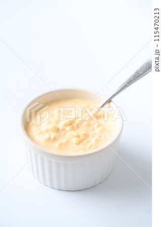 ココットに盛り付けたタルタルソース 115470213