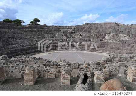 サルディーニャ、ノーラ遺跡の闘技場 115470277