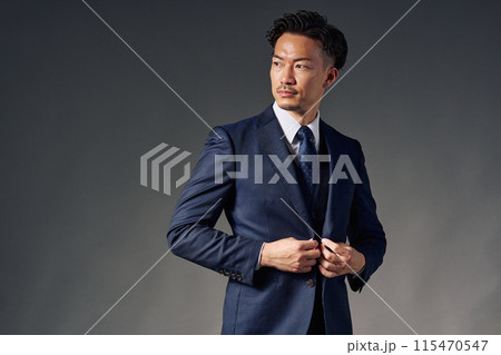 スーツを着たビジネスマン 115470547