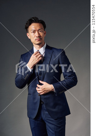スーツを着たビジネスマン 115470554