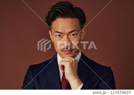 スーツを着たビジネスマン 115470624
