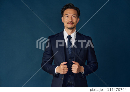 スーツを着たビジネスマン スーツを着たビジネスマン 115470744