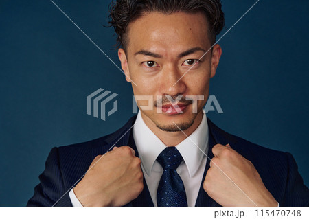 スーツを着たビジネスマン 115470748