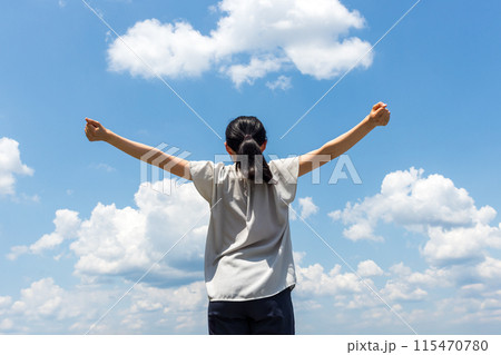 女性・青空・運動・深呼吸 115470780