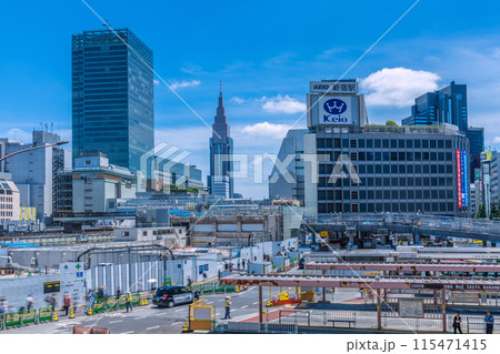 日本の東京都市景観 新宿駅西口再開発。小田急百貨店の解体が進む…＝令和6年6月12日 115471415