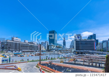 日本の東京都市景観 新宿駅西口再開発。小田急百貨店の解体が進む…＝令和6年6月12日 115471417