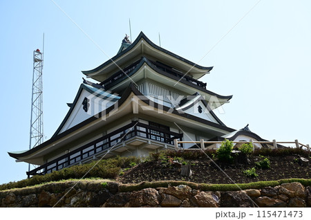小牧山城の天守閣と晴天の空 115471473