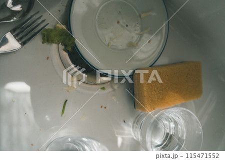 流しに置きっぱなしの食器 115471552
