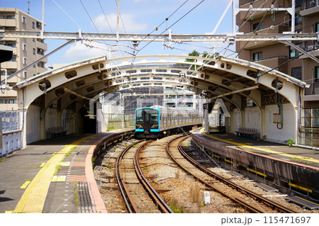 国道駅を出発した鶴見線の車両（横浜市鶴見区） 115471697