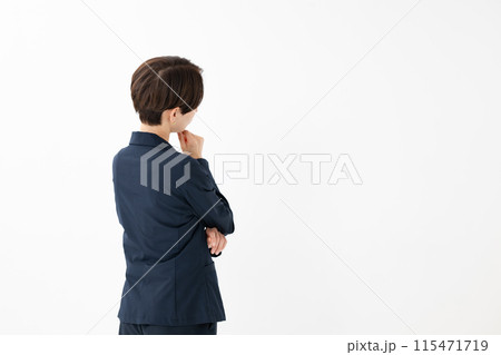 スーツ姿の悩む女性 スーツ姿の悩む女性 115471719
