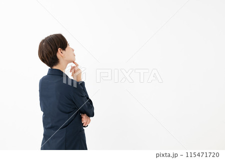 スーツ姿の悩む女性 115471720