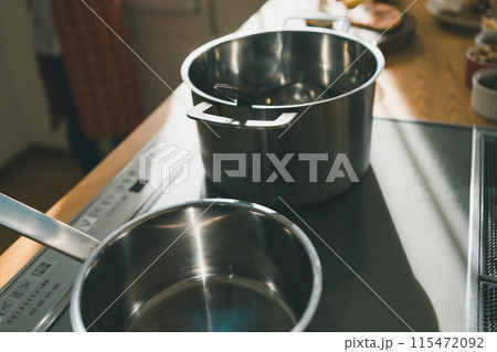 IHクッキングヒーターと鍋 IHクッキングヒーターと鍋 115472092