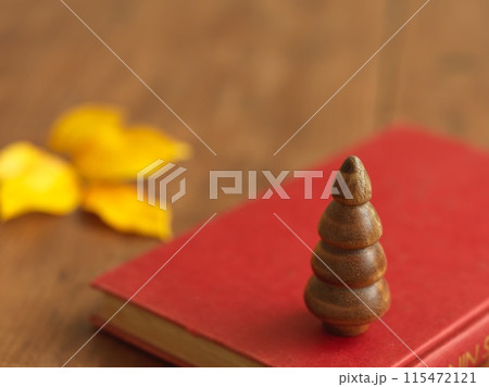 卓上クリスマスツリーと洋書 クリスマスイメージ 卓上クリスマスツリーと洋書 クリスマスイメージ 115472121
