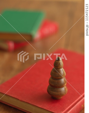 卓上クリスマスツリーと洋書　クリスマスイメージ 115472123