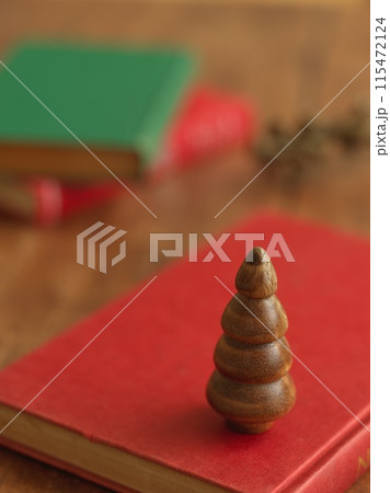 卓上クリスマスツリーと洋書　クリスマスイメージ 115472124