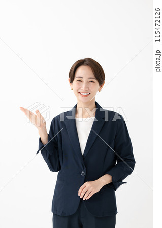 案内をする女性 115472126