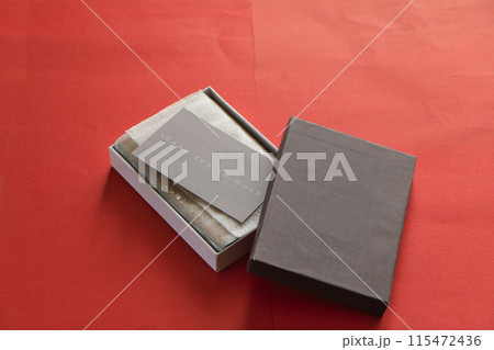 箱詰めされたクラフト作品 115472436