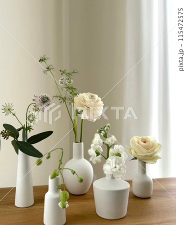 白小瓶に生けた色グリーンのお花 115472575