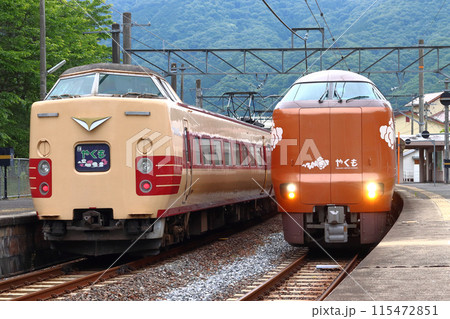 伯備線内で並ぶ特急やくも号の新旧車両(岡山⇔出雲市) 伯備線内で並ぶ特急やくも号の新旧車両(岡山⇔出雲市) 115472851