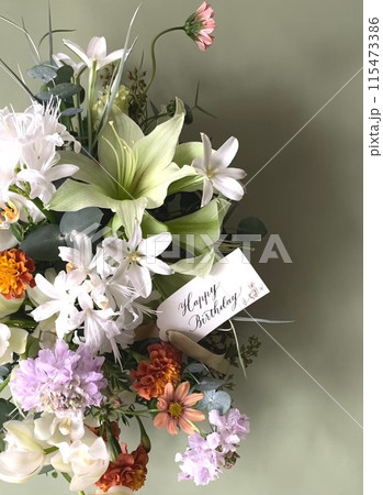 カラフルなお花を合わせたフラワーアレンジメント カラフルなお花を合わせたフラワーアレンジメント 115473386
