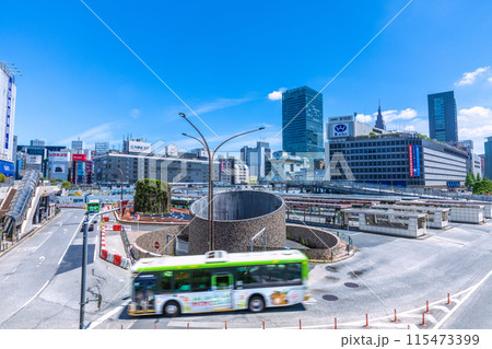 日本の東京都市景観 新宿駅西口再開発。小田急百貨店の解体が進む…＝令和6年6月12日 115473399