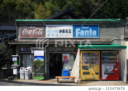 ローカル線の駅前の商店 ローカル線の駅前の商店 115473678