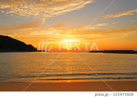 芥屋海水浴場の夕日 115473926