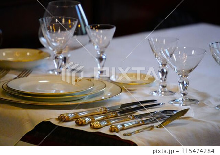 クラシカルでハイクラスな食器とカトラリー クラシカルでハイクラスな食器とカトラリー 115474284